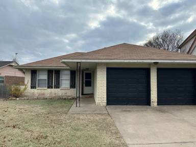 Main picture of 5618 NW Briarwood Ave