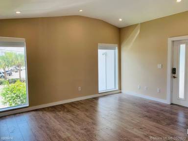 Main picture of 2412 NE 26th St