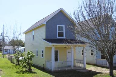 Main picture of 919 N Avenue C