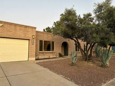 Main picture of 920 N Stoner Ave