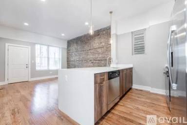 Main picture of 1836 W Augusta Blvd