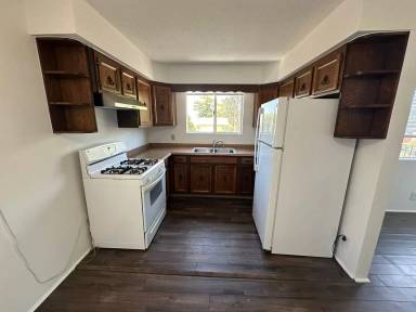 Main picture of 1295 Bond St
