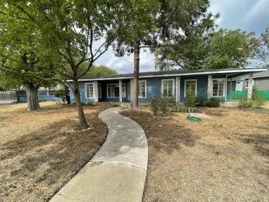 Main picture of 2331 W Magnolia Ave