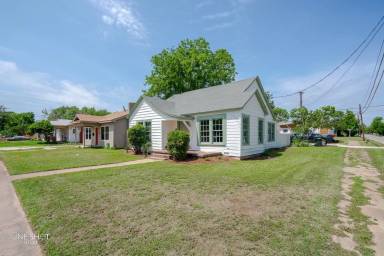 Main picture of 1102 Poplar St