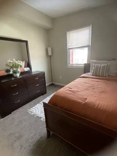 Main picture of 888 W Lombard St