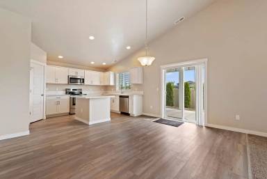 Main picture of 5460 N Maplestone Ave