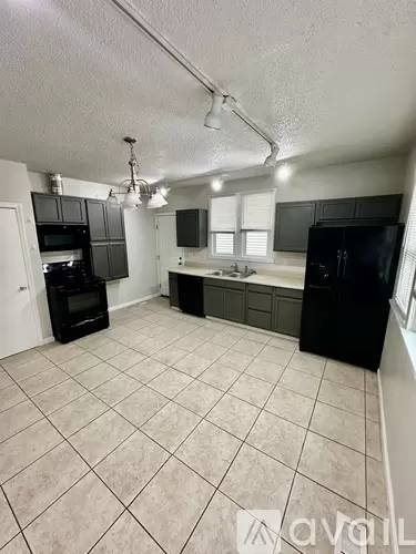 Main picture of 947 E Augusta Ave
