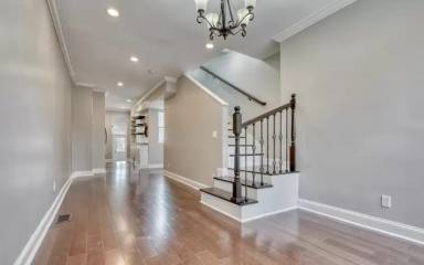 Main picture of 831 W Cross St