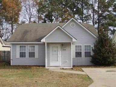 Main picture of 210 Old Oak Rd
