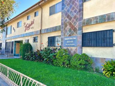 Main picture of 842 W Redondo Beach Blvd