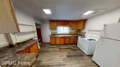 Main picture of 920 W Lapeer St