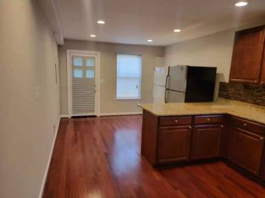 Main picture of 830 W Pratt St