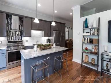 Main picture of 837 S Wells St