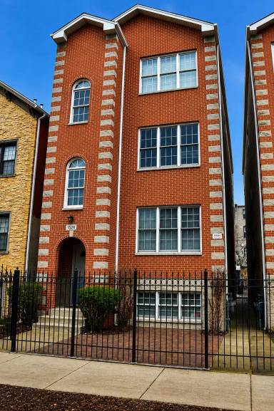 Main picture of 1520 W Superior St