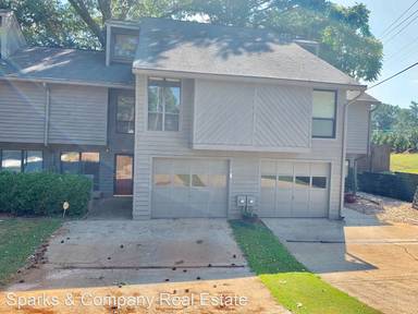 Main picture of 1002 Creatwood Cir SE