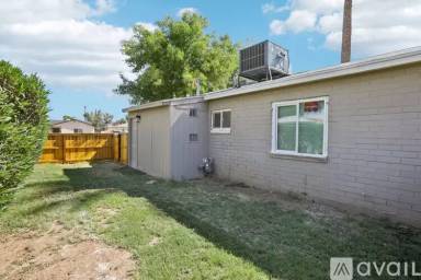 Main picture of 2545 E Clarendon Ave
