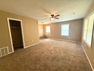 Main picture of 3505 SE Girard St