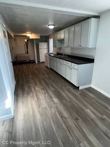 Main picture of 300 E Adams St