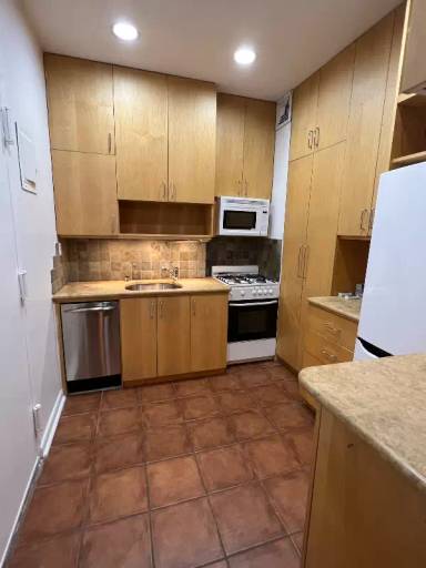 Main picture of 281 W 11th St