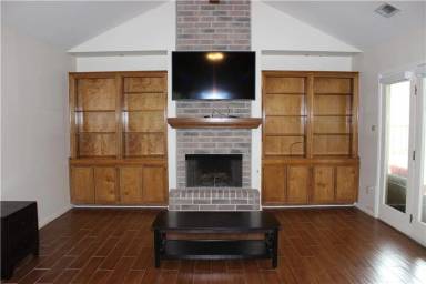 Main picture of 300 Long Pointe Dr