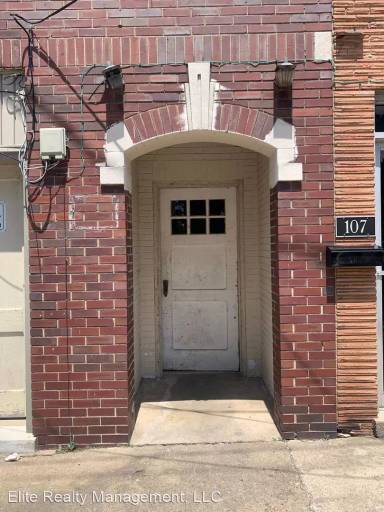 Main picture of 105 E Center St