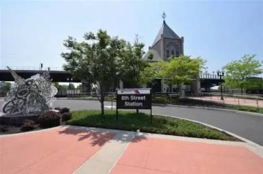 Main picture of 13 W 8th St