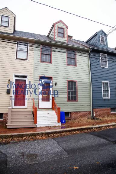 Main picture of 921 Grand St