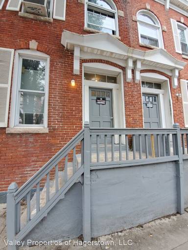 Main picture of 128 E Franklin St