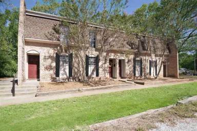 Main picture of 109 E South 4th St