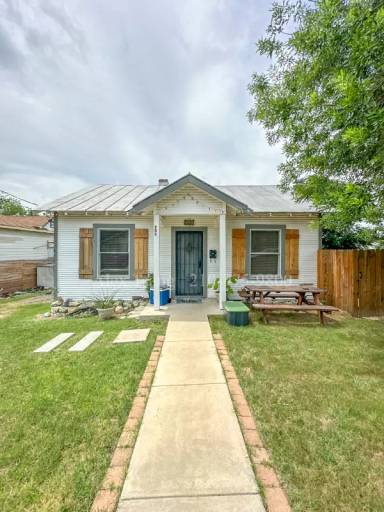 Main picture of 902 Dakota St