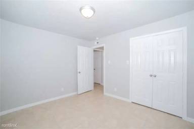 Main picture of 2010 N Travis St