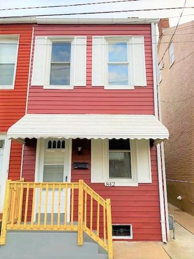 Main picture of 842 Houston St