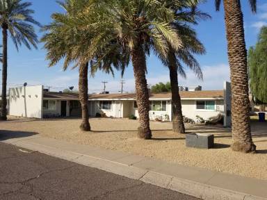 Main picture of 925 E Fairmount Ave Apartments