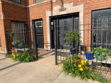 Main picture of 2429 N California Ave