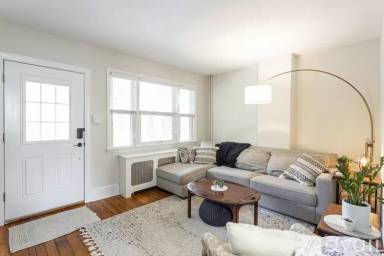 Main picture of 446 E Franklin St