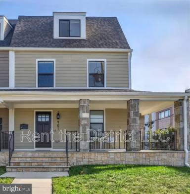 Main picture of 901 Lawrence St NE