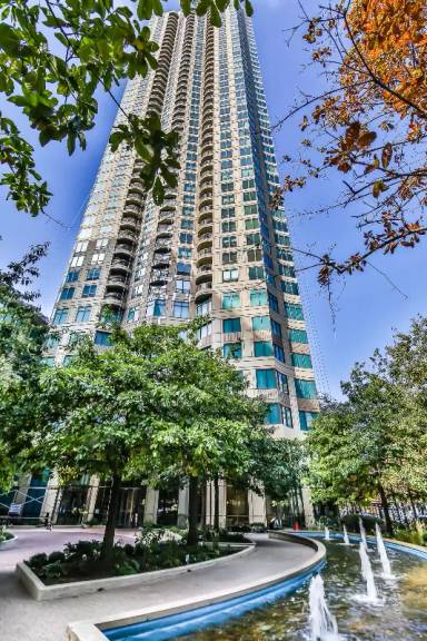 Main picture of 400 N La Salle Dr