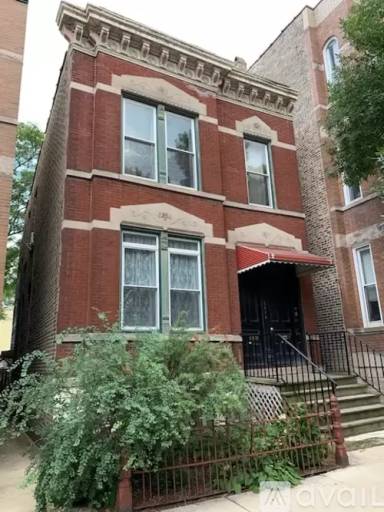 Main picture of 2235 W Armitage Ave