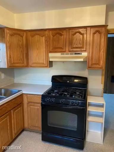 Main picture of 7880 Oak St