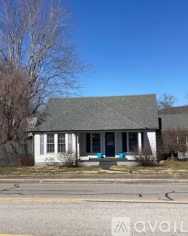 Main picture of 925 E Pine Ave