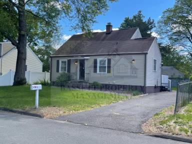 Main picture of 11 Lynette Dr