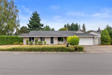 Main picture of 2545 NE Maple Ave