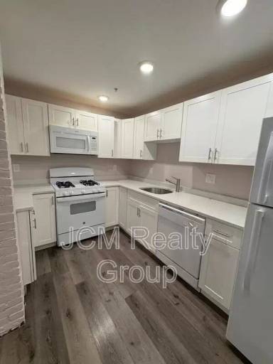 Main picture of 32 Hartwell St