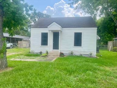 Main picture of 1010 N Valderas St
