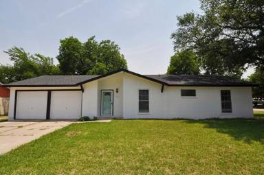 Main picture of 305 Live Oak Dr
