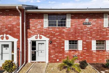 Main picture of 2250 S Palmetto Ave