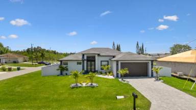 Main picture of 412 NE Juanita Ct