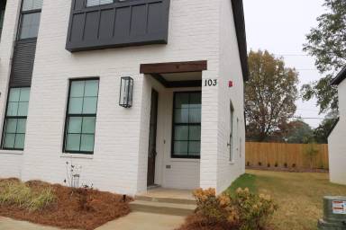 Main picture of 30 Lynn Ln