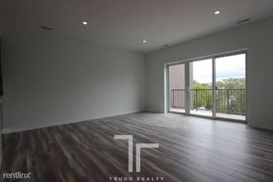 Main picture of 2533 W Fullerton Ave