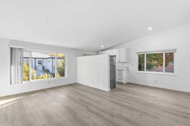 Main picture of 360 S Reeves Dr